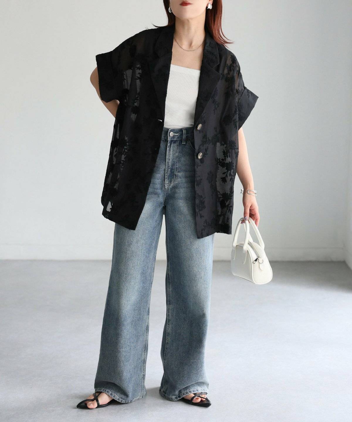 黒シャツを着た女性