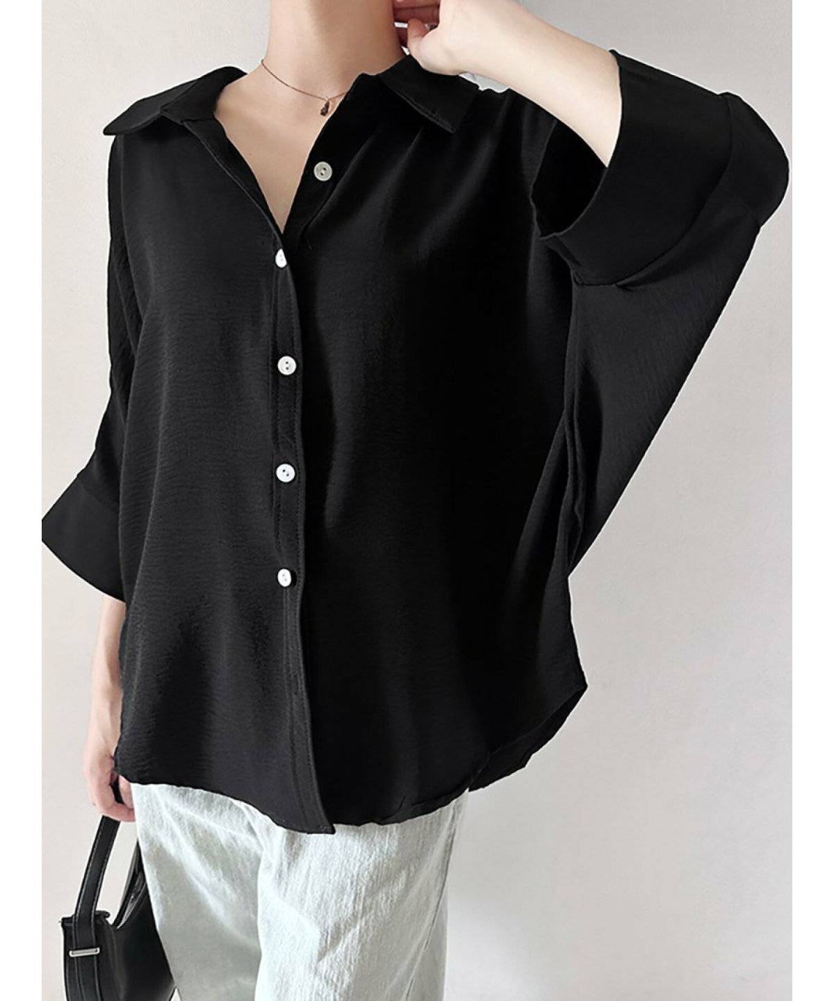 黒シャツを着た女性