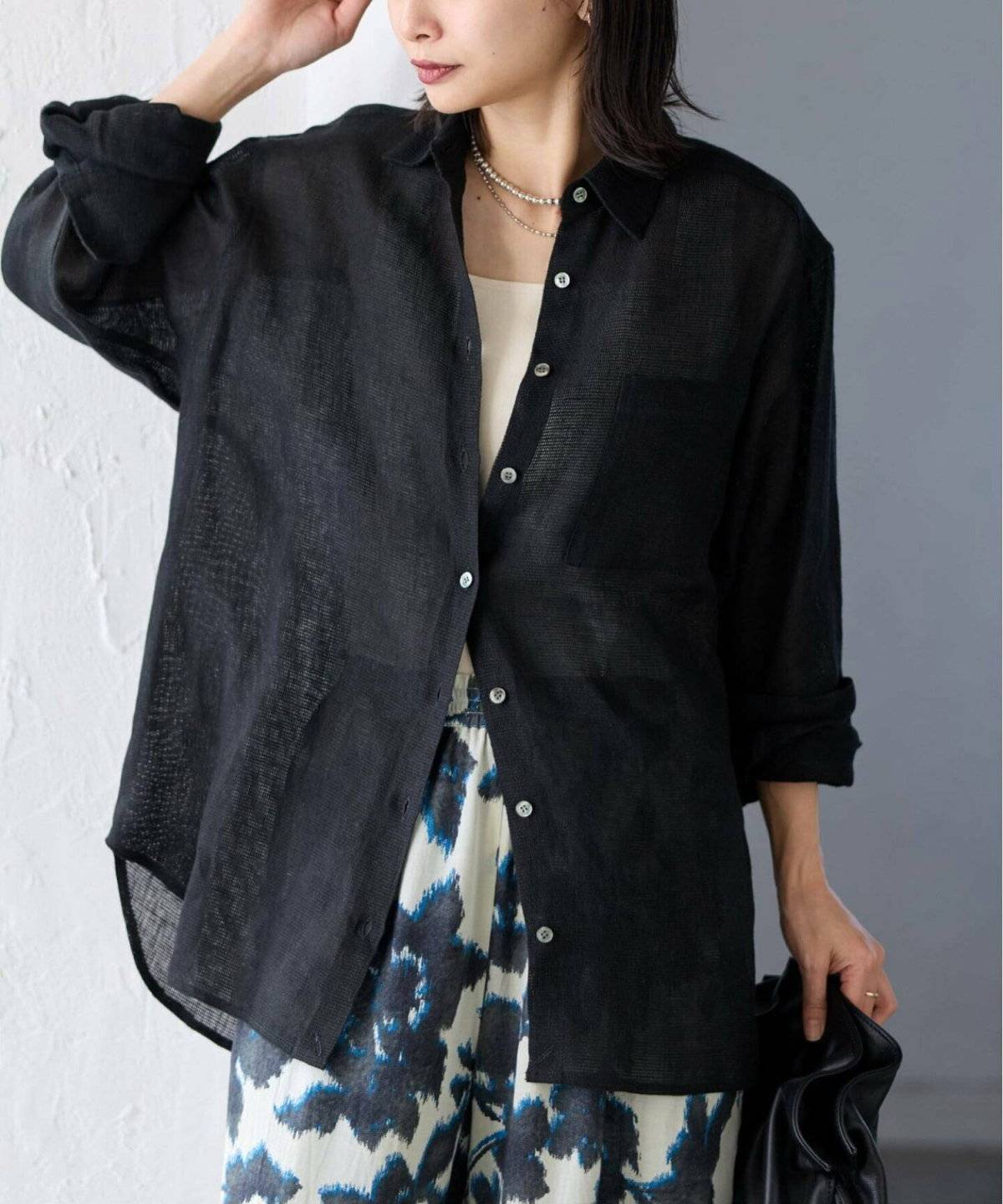 黒シャツを着た女性