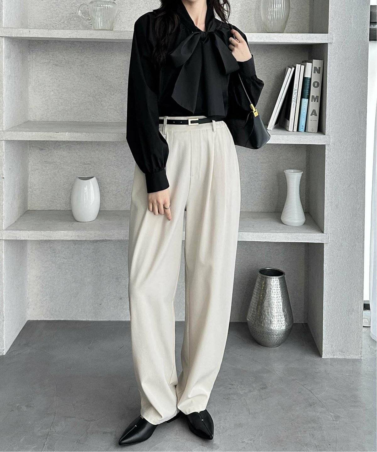 黒シャツを着た女性