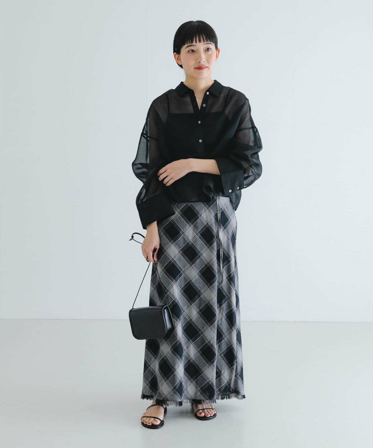 黒シャツを着た女性