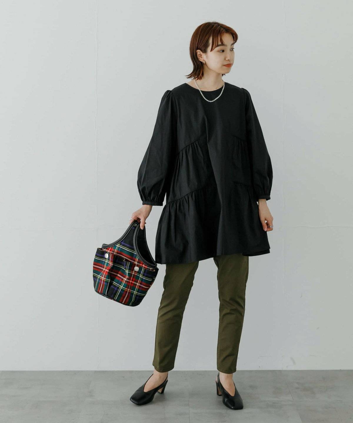 黒シャツを着た女性