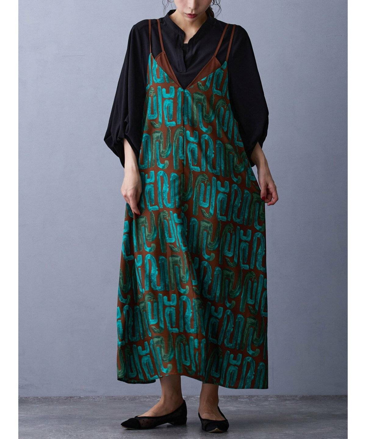 黒シャツを着た女性