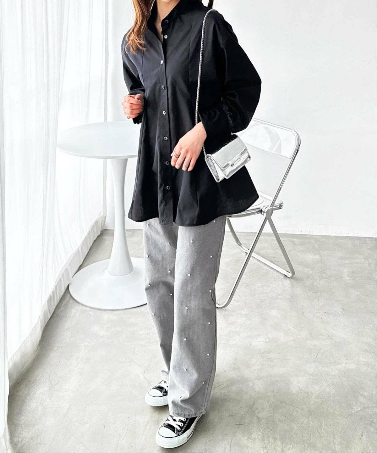 黒シャツを着た女性