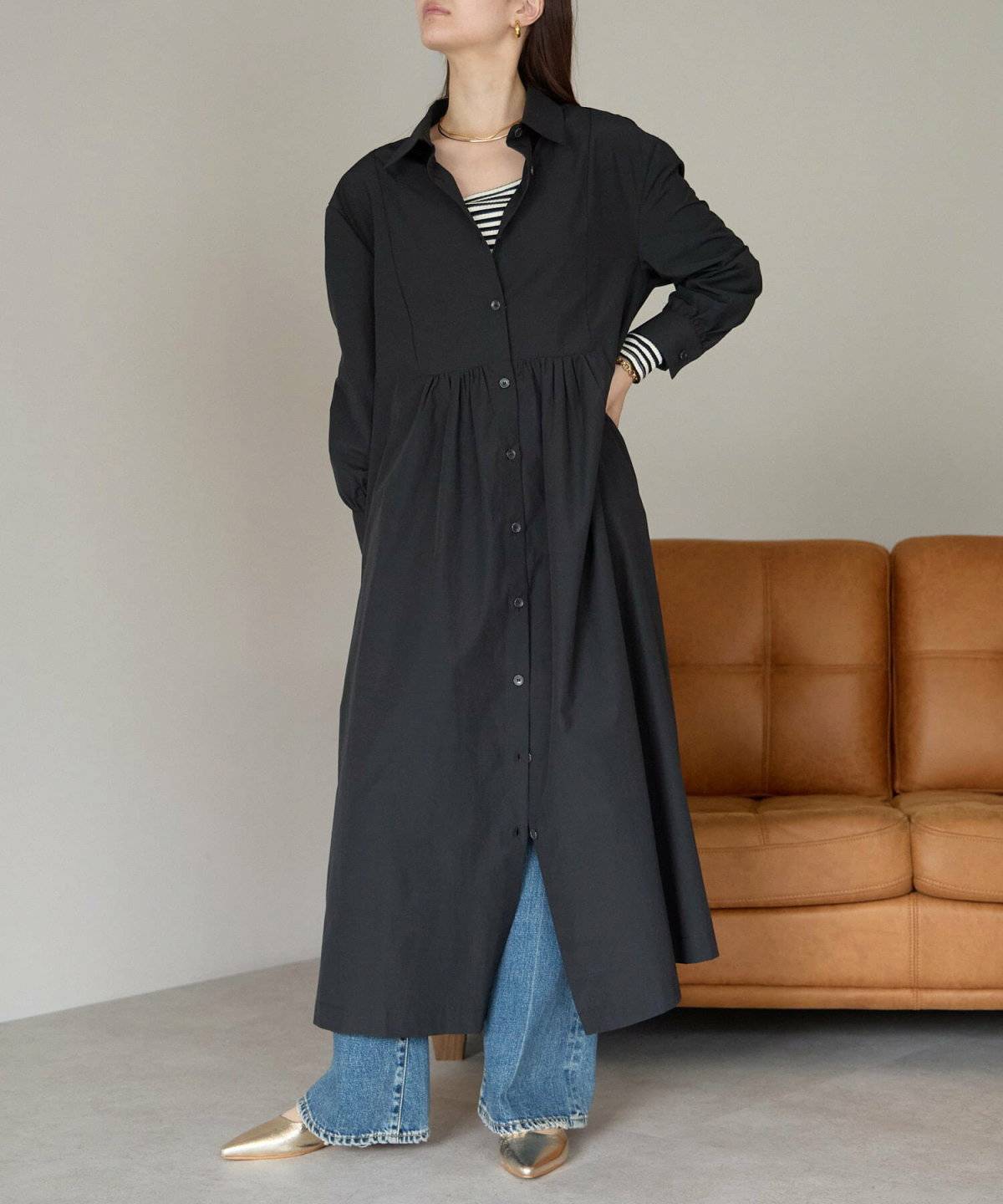 シャツワンピースを着た女性