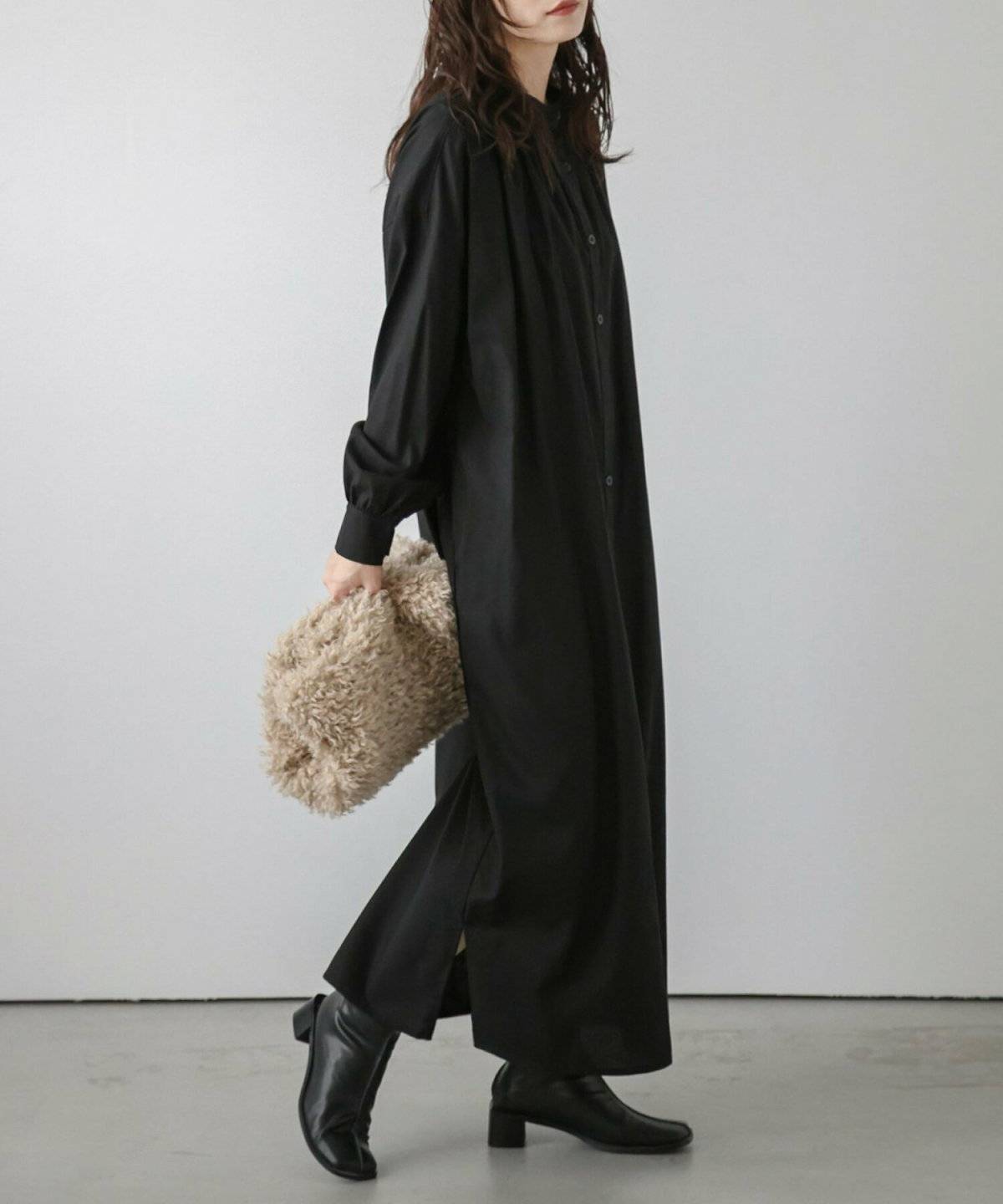 黒シャツを着た女性