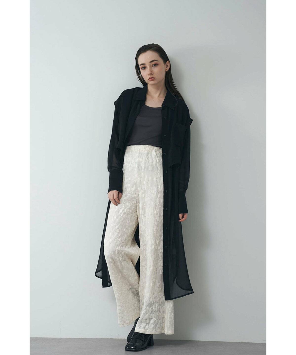 黒シャツを着た女性