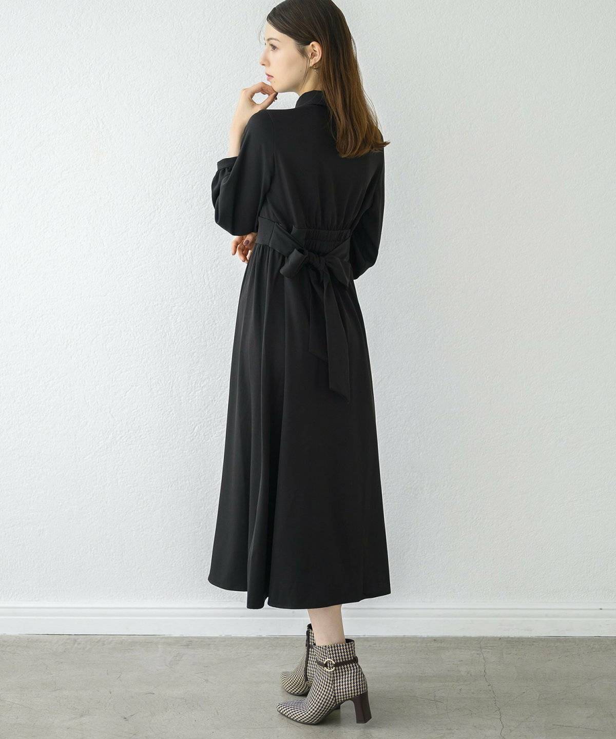 黒シャツを着た女性