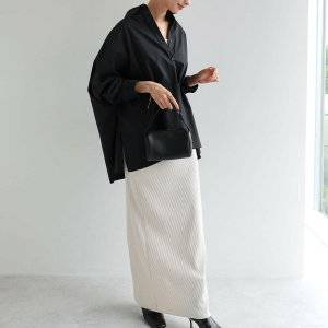 黒シャツレディースコーデ15選｜ワンピースやパンツの可愛い着こなしも♡