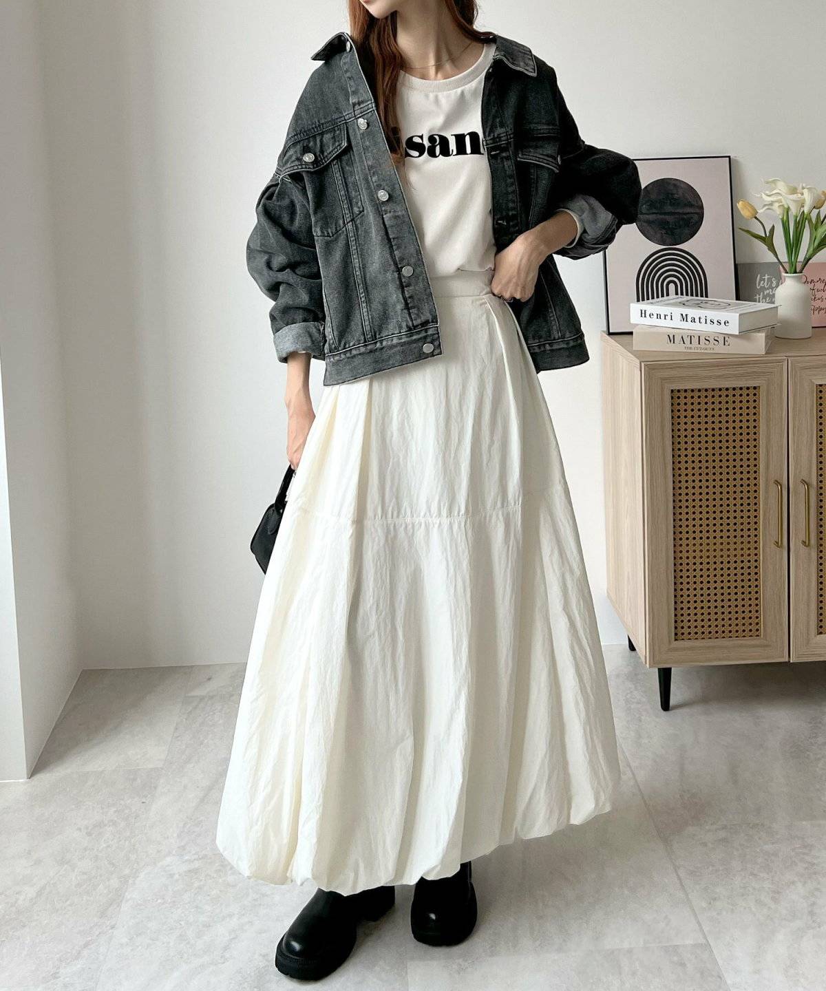 ジージャンを着た女性