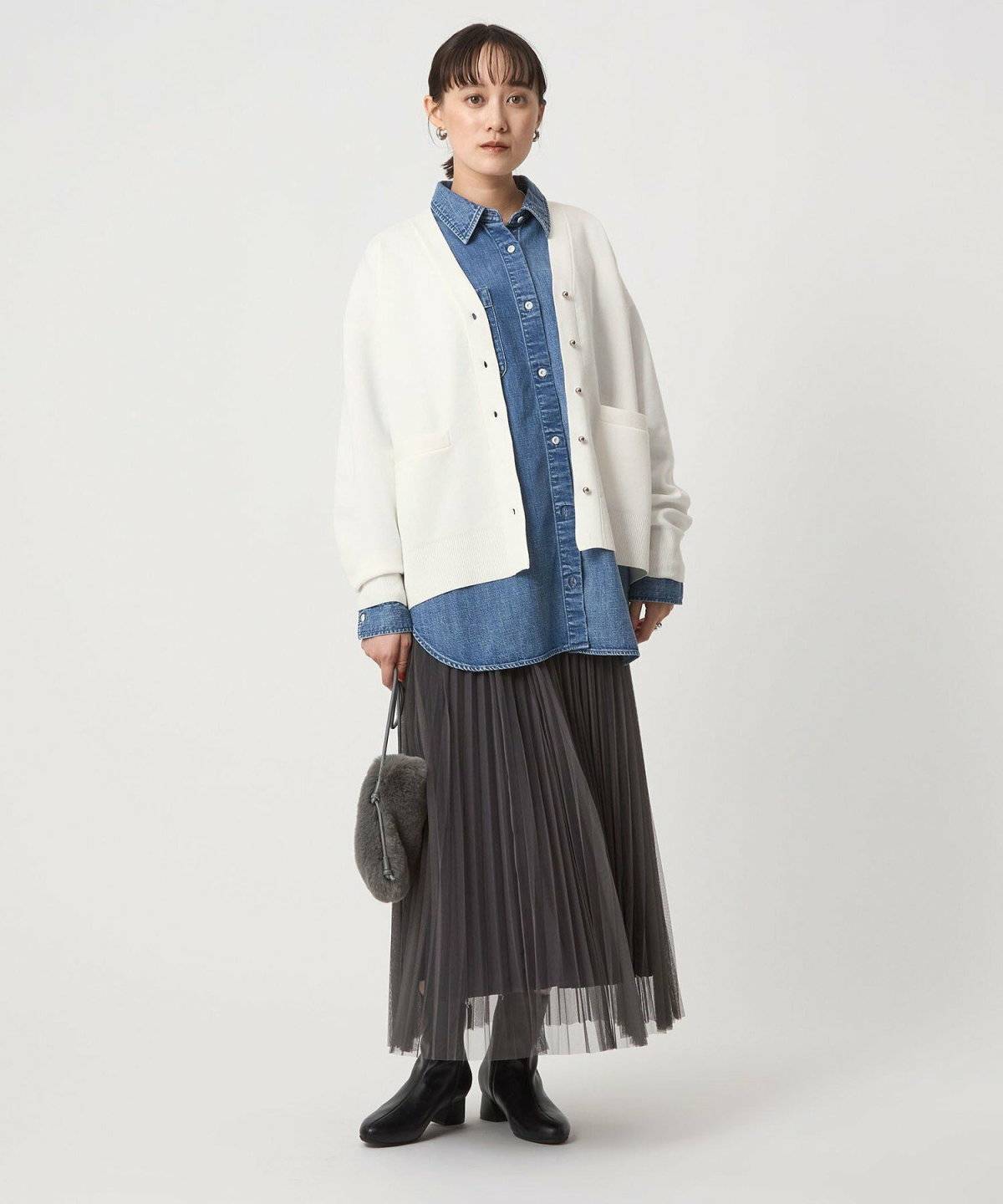 ジージャンを着た女性