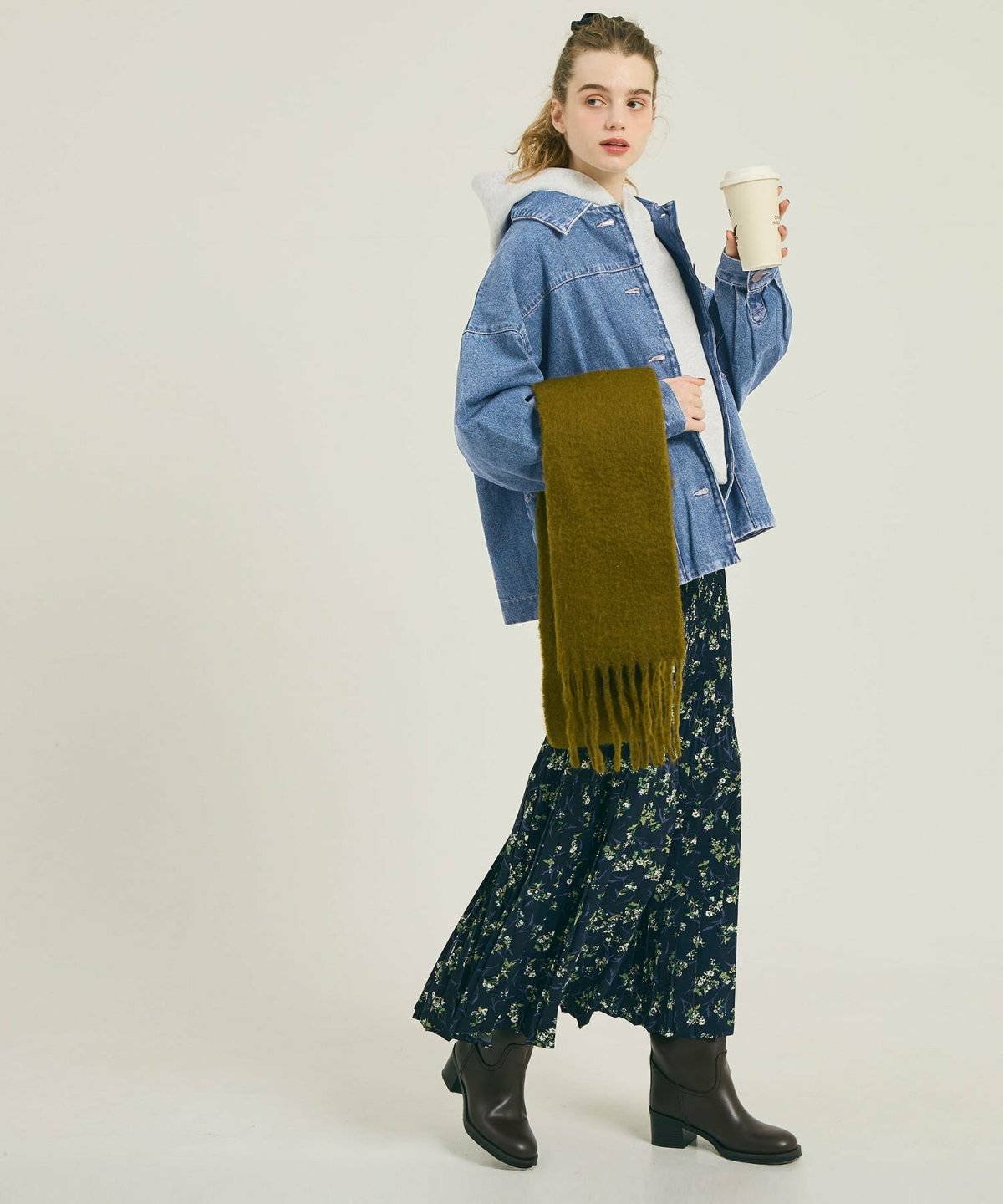 ジージャンを着た女性