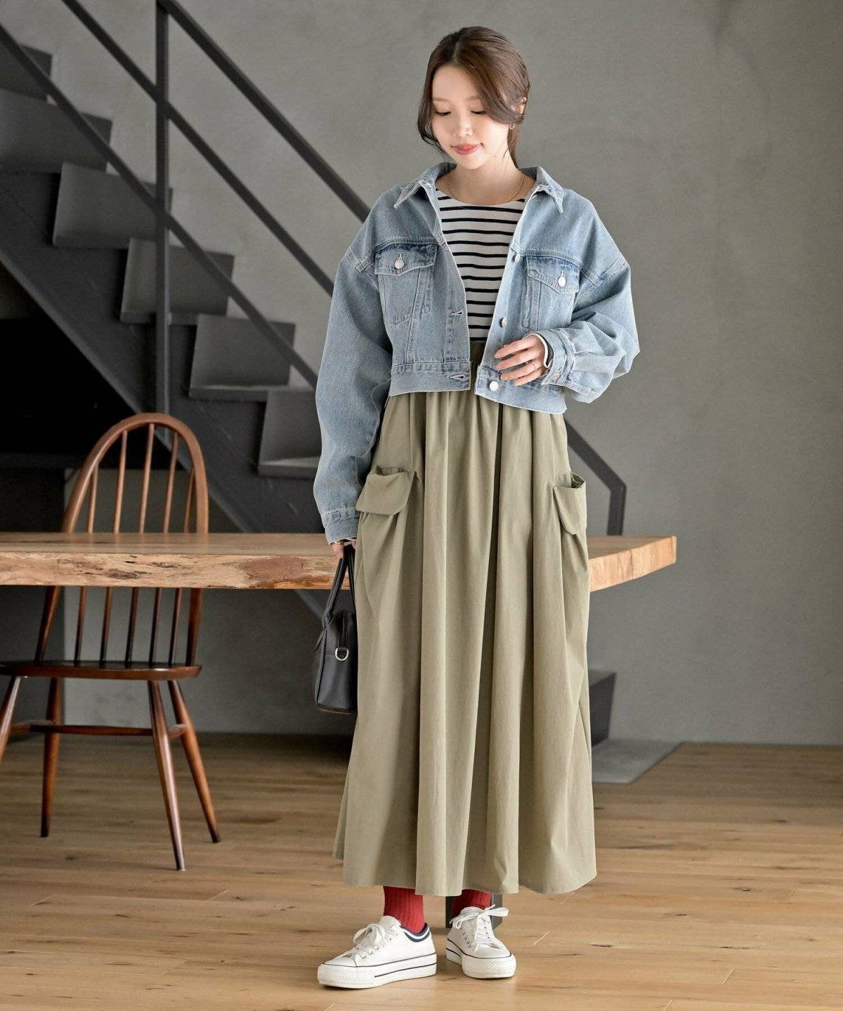 ジージャンを着た女性