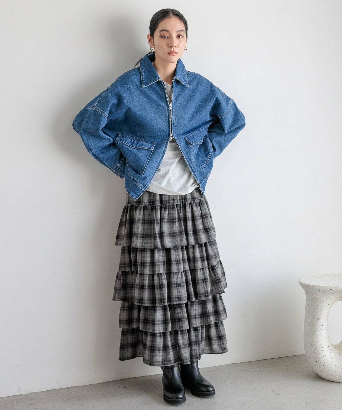 ジージャンを着た女性