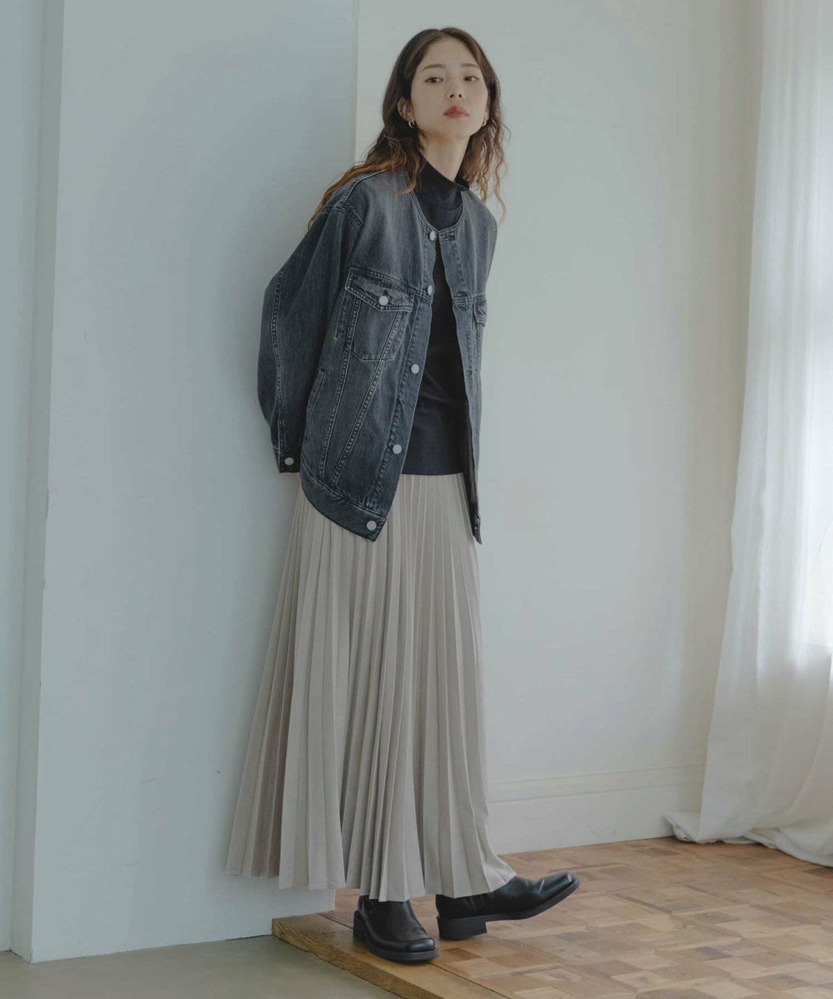 ジージャンを着た女性