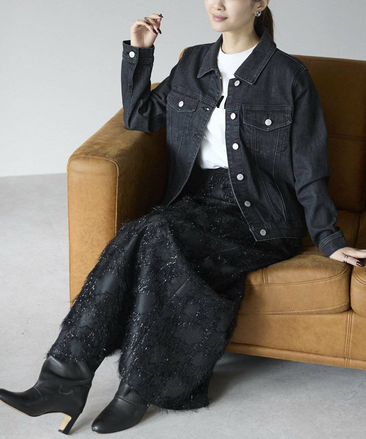 ジージャンを着た女性