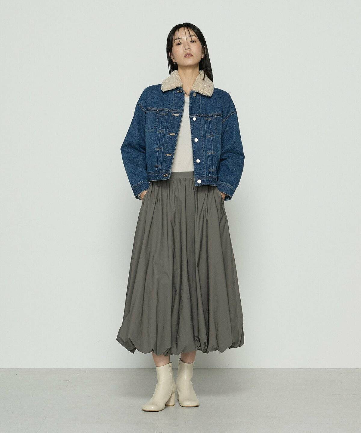 ジージャンを着た女性