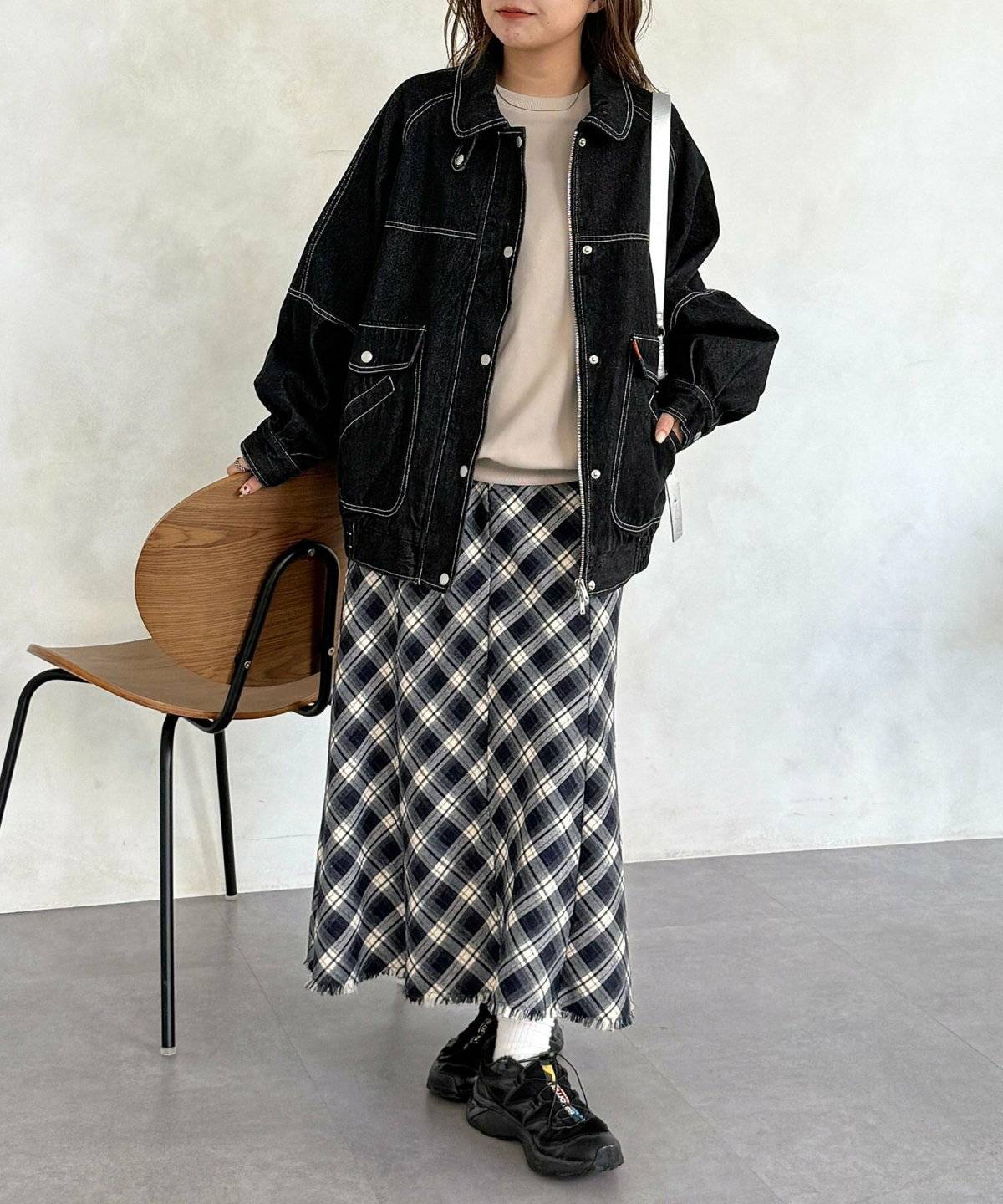 ジージャンを着た女性