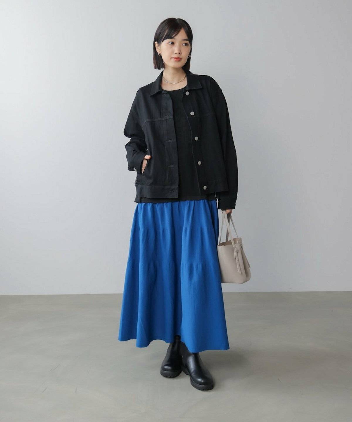 ジージャンを着た女性