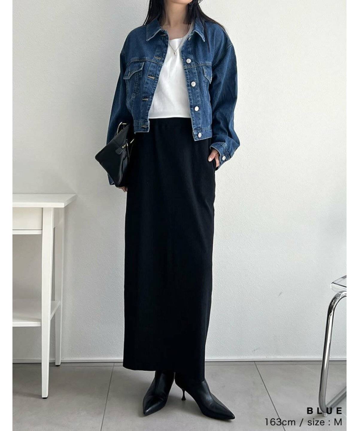 ジージャンを着た女性