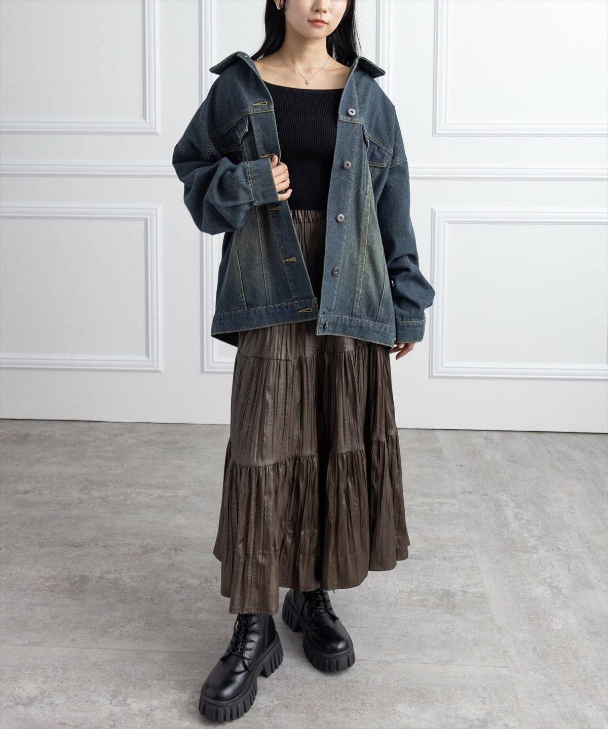 ジージャンを着た女性