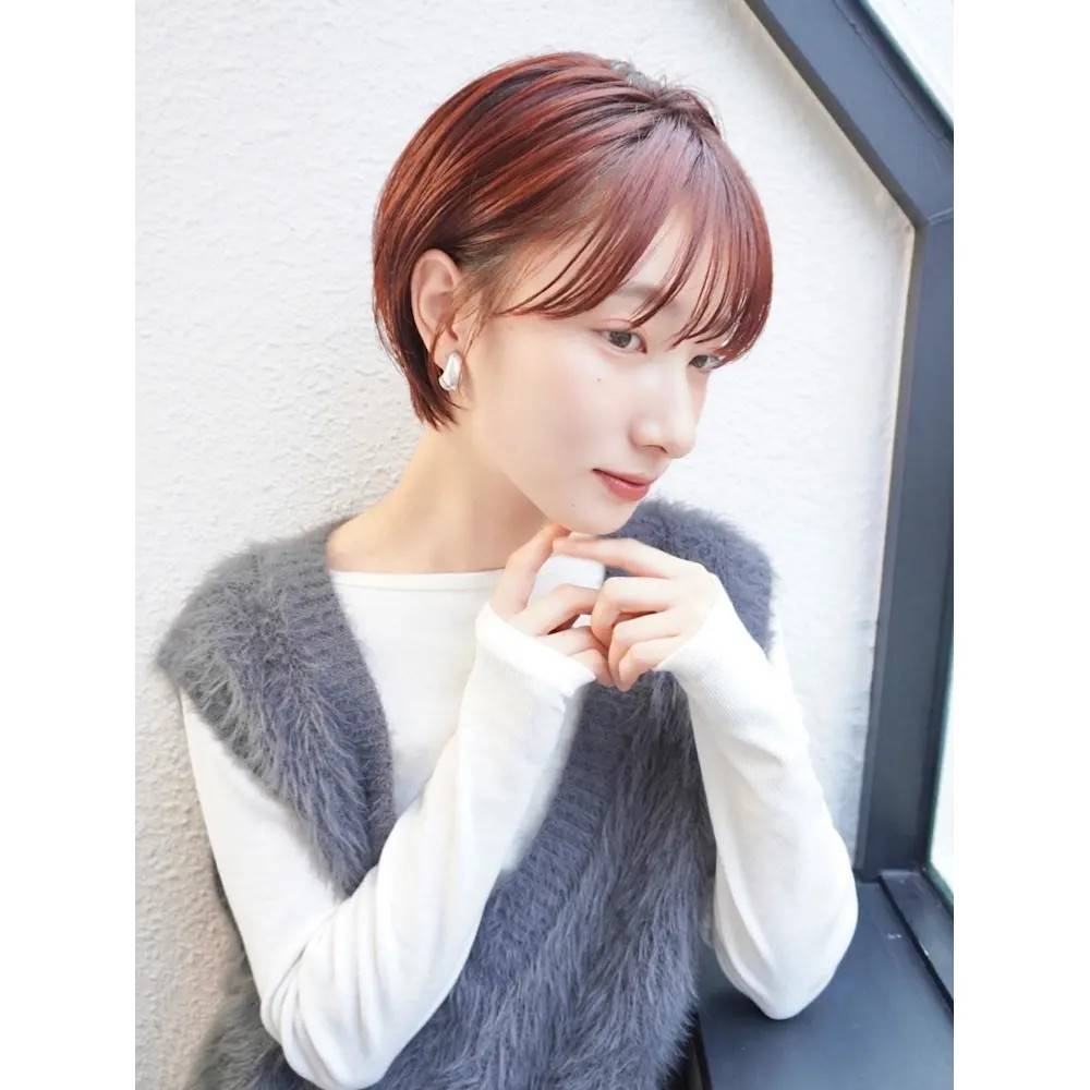 ボルドーカラーの耳掛けショート