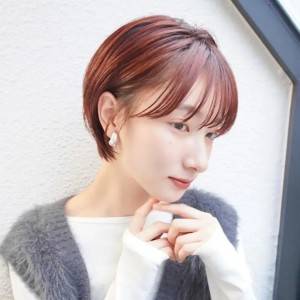  ボルドーカラーの耳掛けショート 