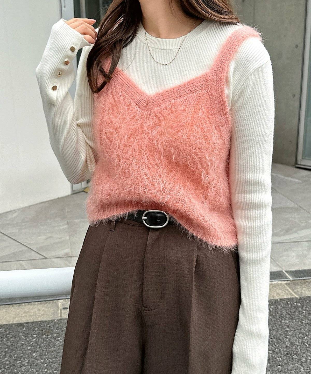 ニットキャミソールを着た女性