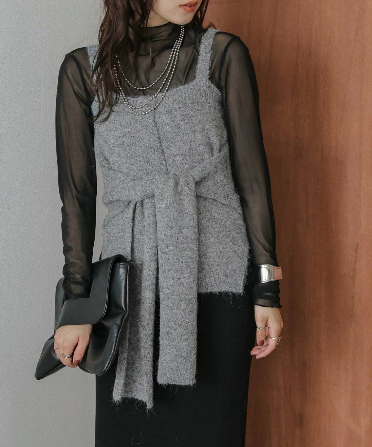 ニットキャミソールを着た女性