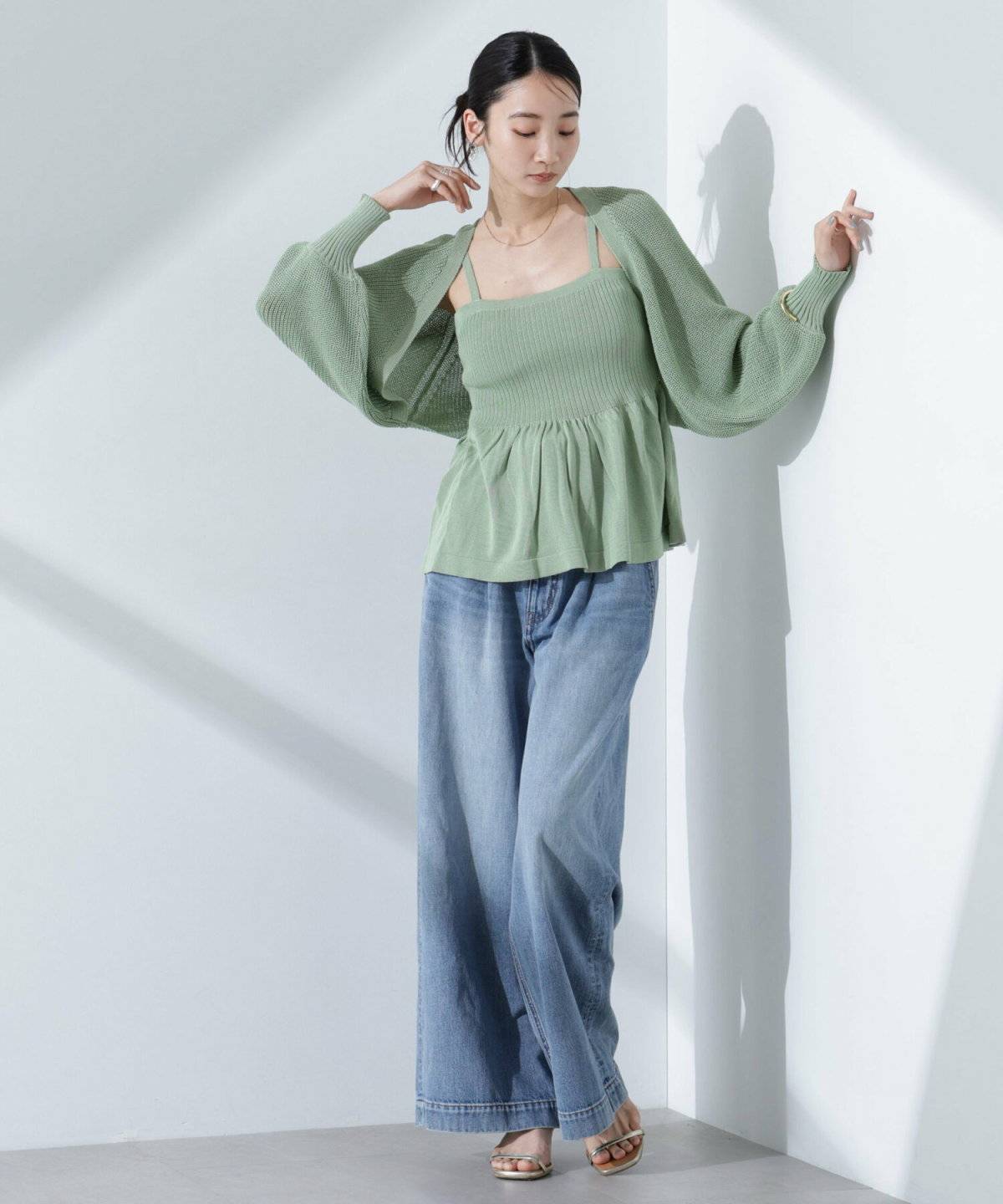 ニットキャミを着た女性