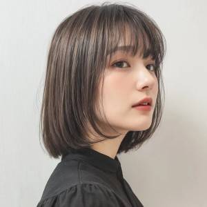  グレージュの内巻きワンカールボブ 