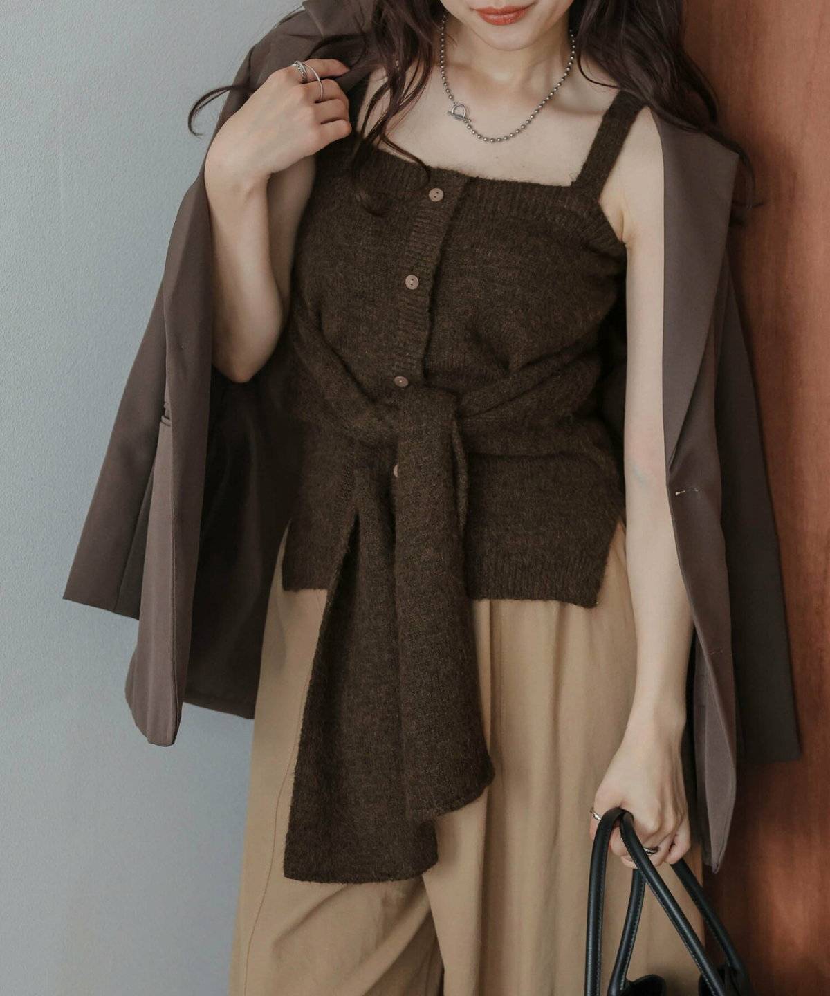 ニットキャミを着た女性