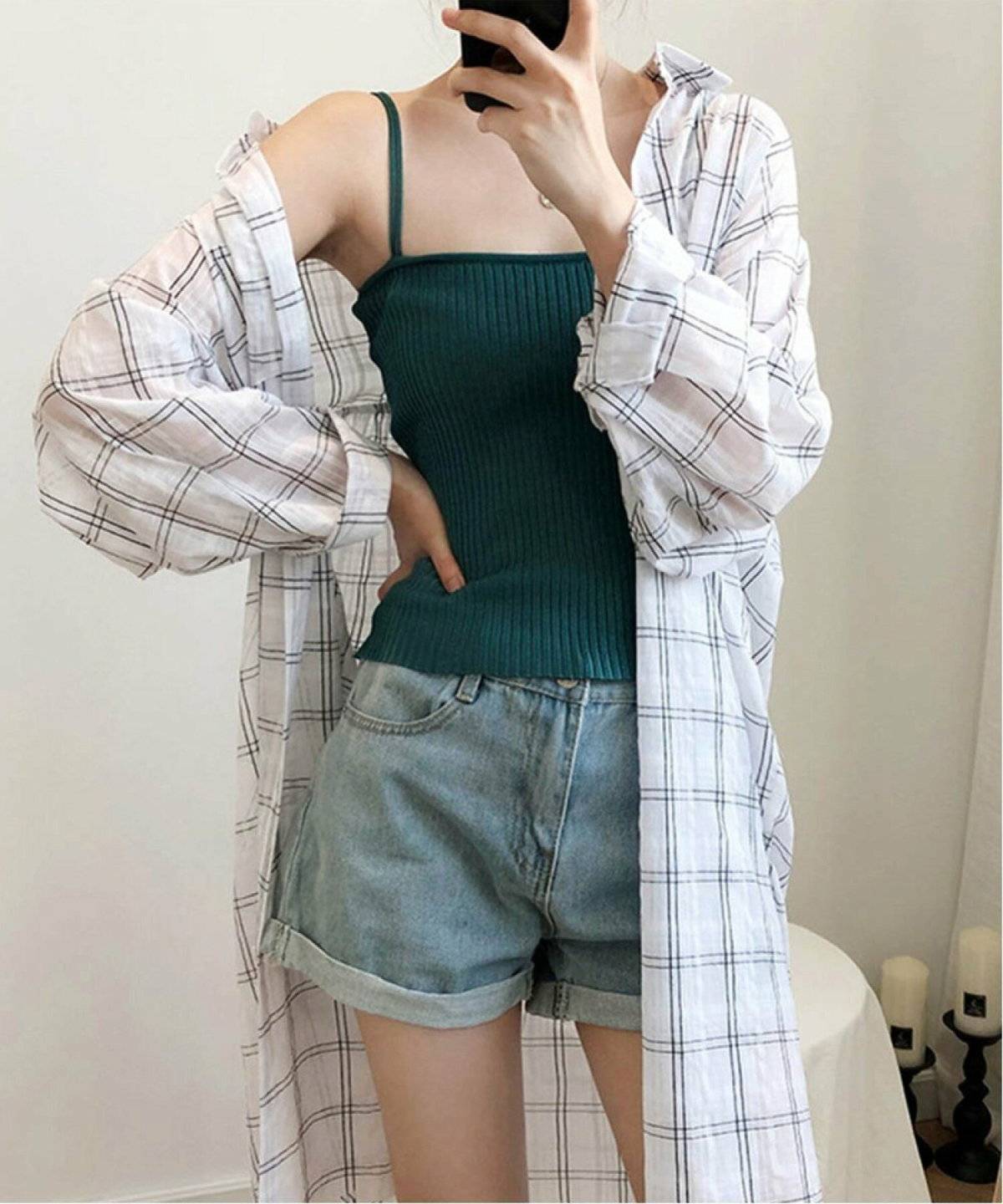 ニットキャミを着た女性