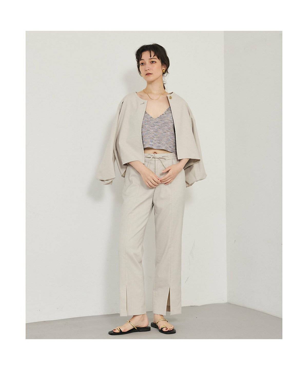 ニットキャミを着た女性