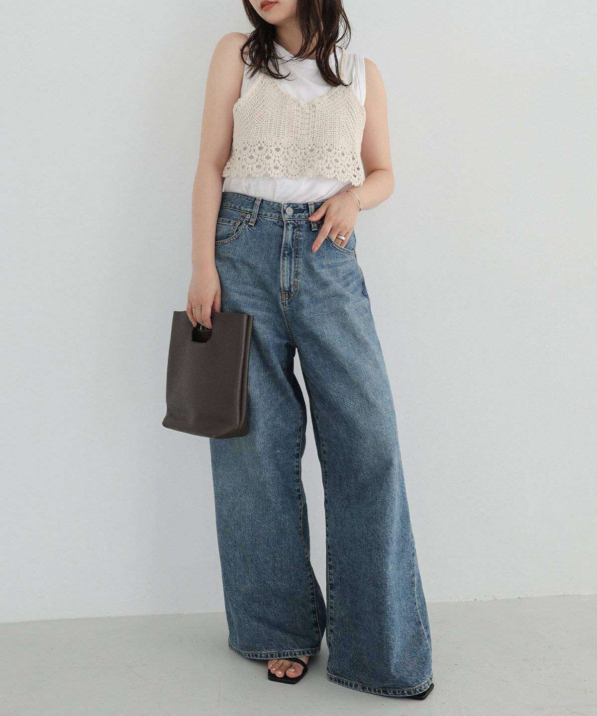 ニットキャミを着た女性