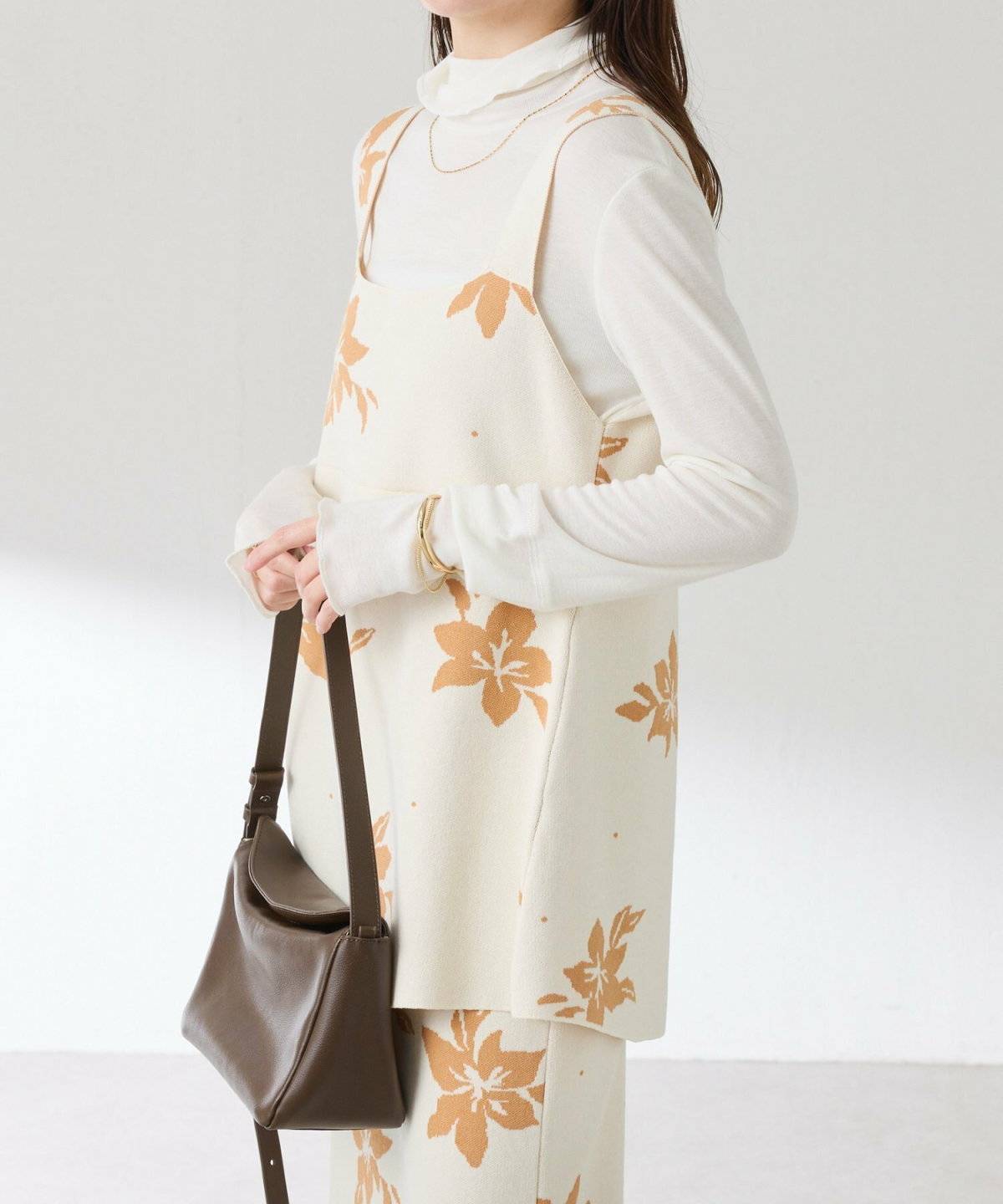 ニットキャミを着た女性