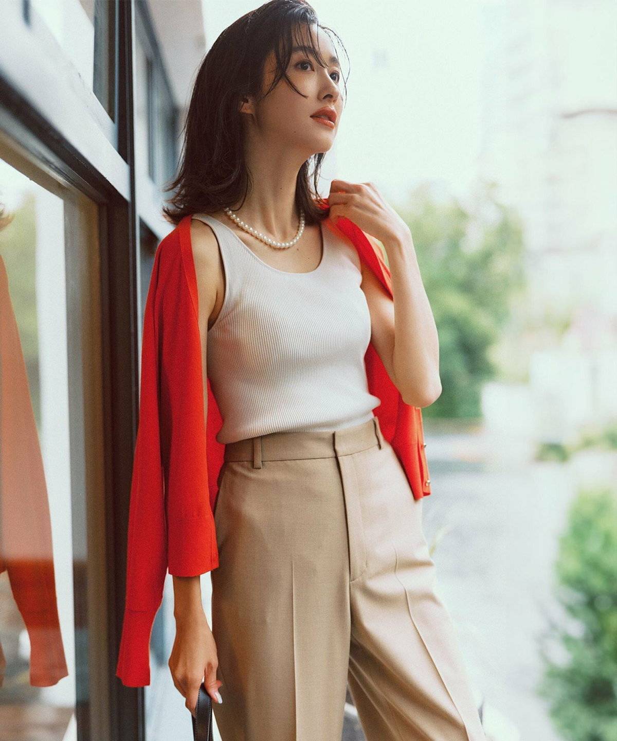 ニットキャミを着た女性