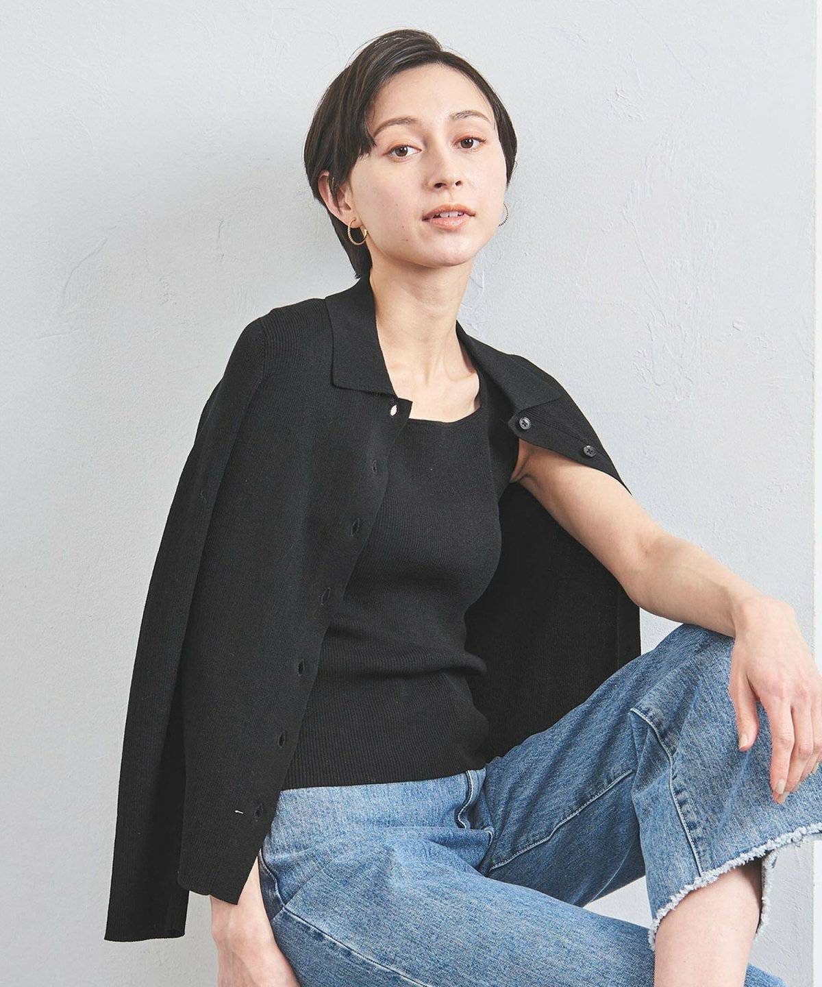 ニットキャミソールを着た女性