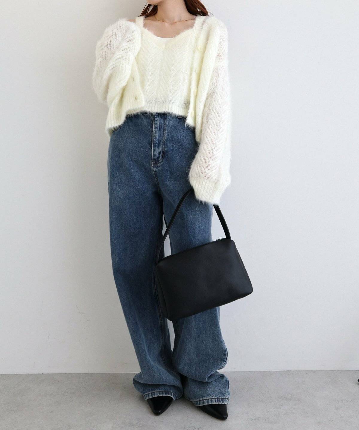 ニットキャミを着た女性