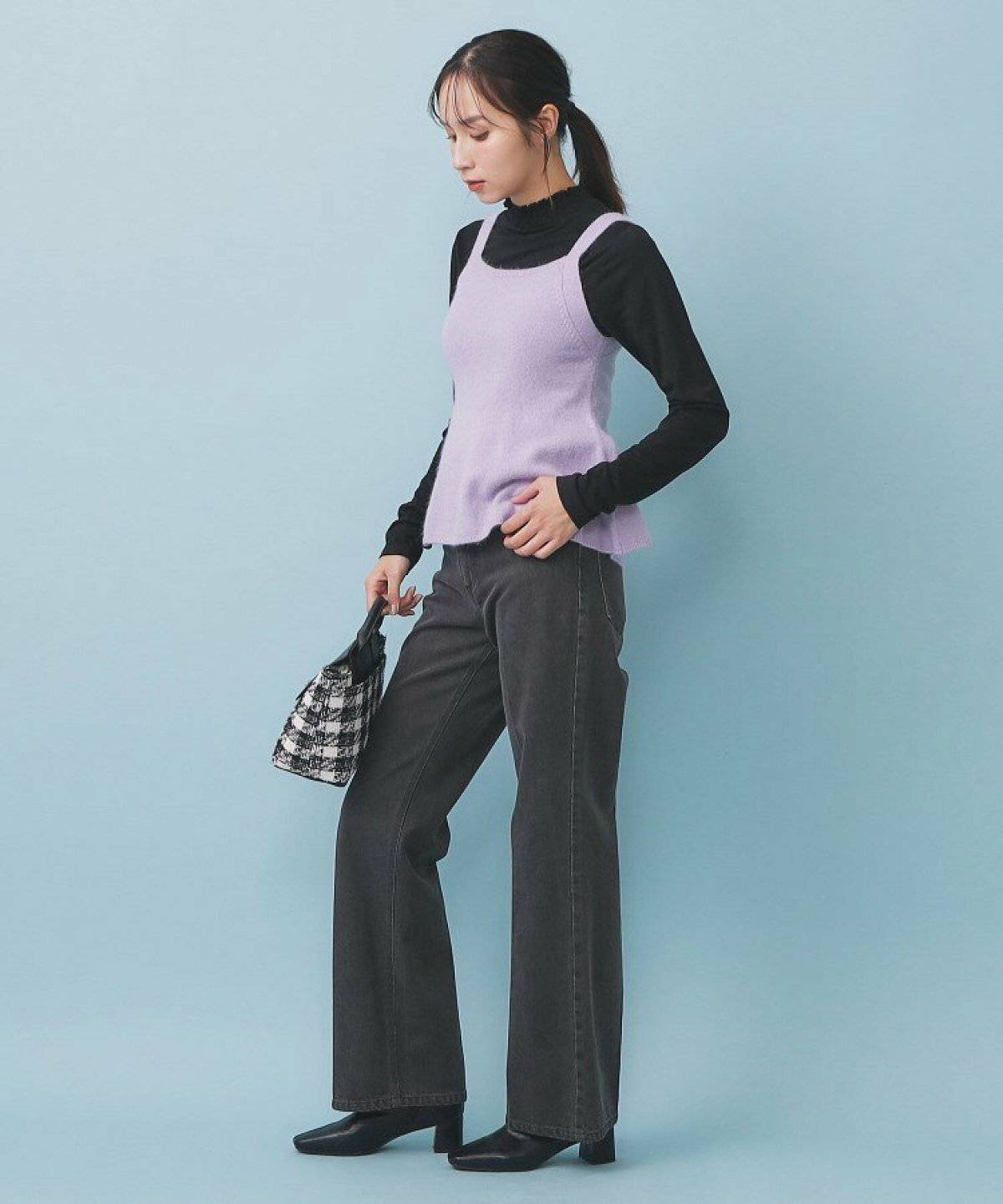 ニットキャミを着た女性