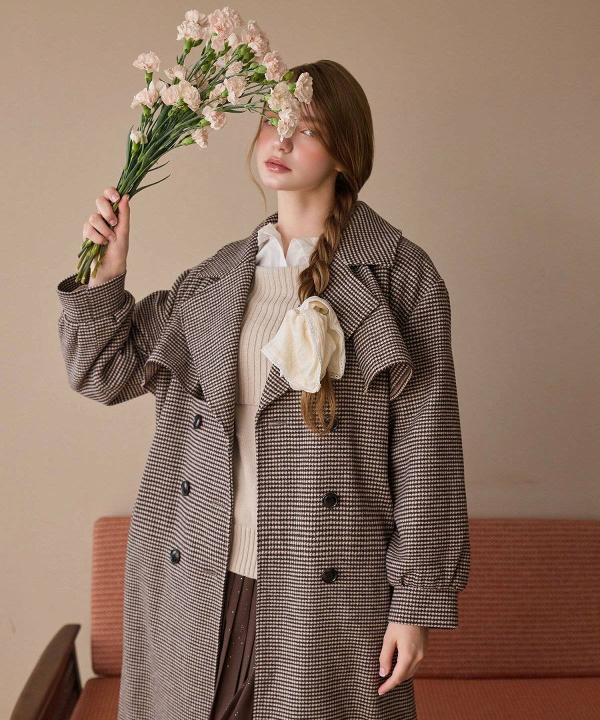 ニットキャミを着た女性