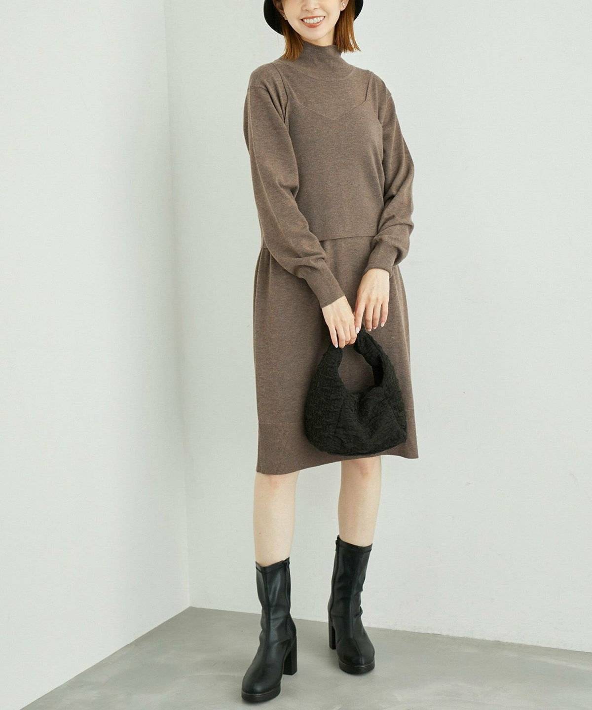 ニットキャミを着た女性