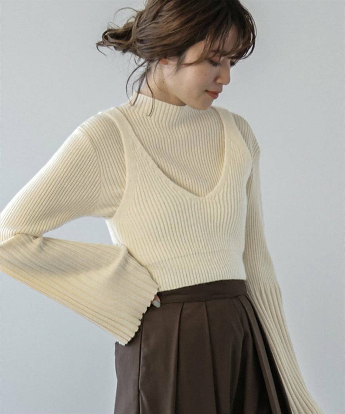 ニットキャミソールを着た女性