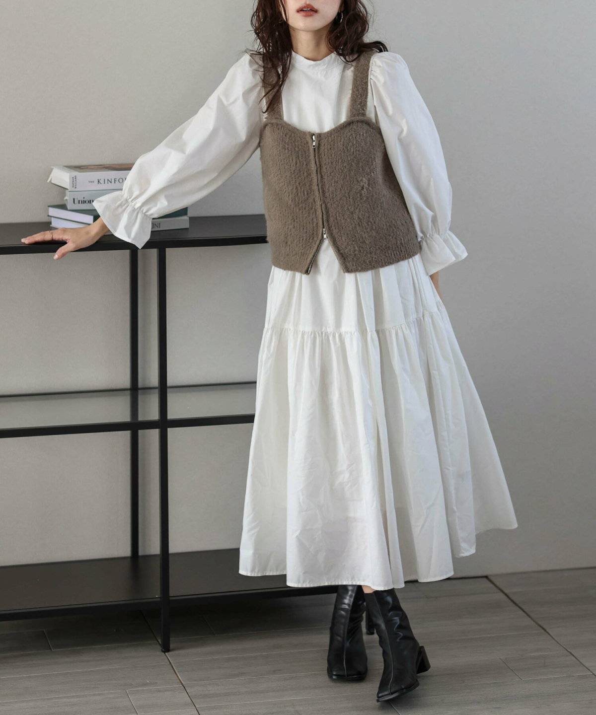 ニットキャミを着た女性