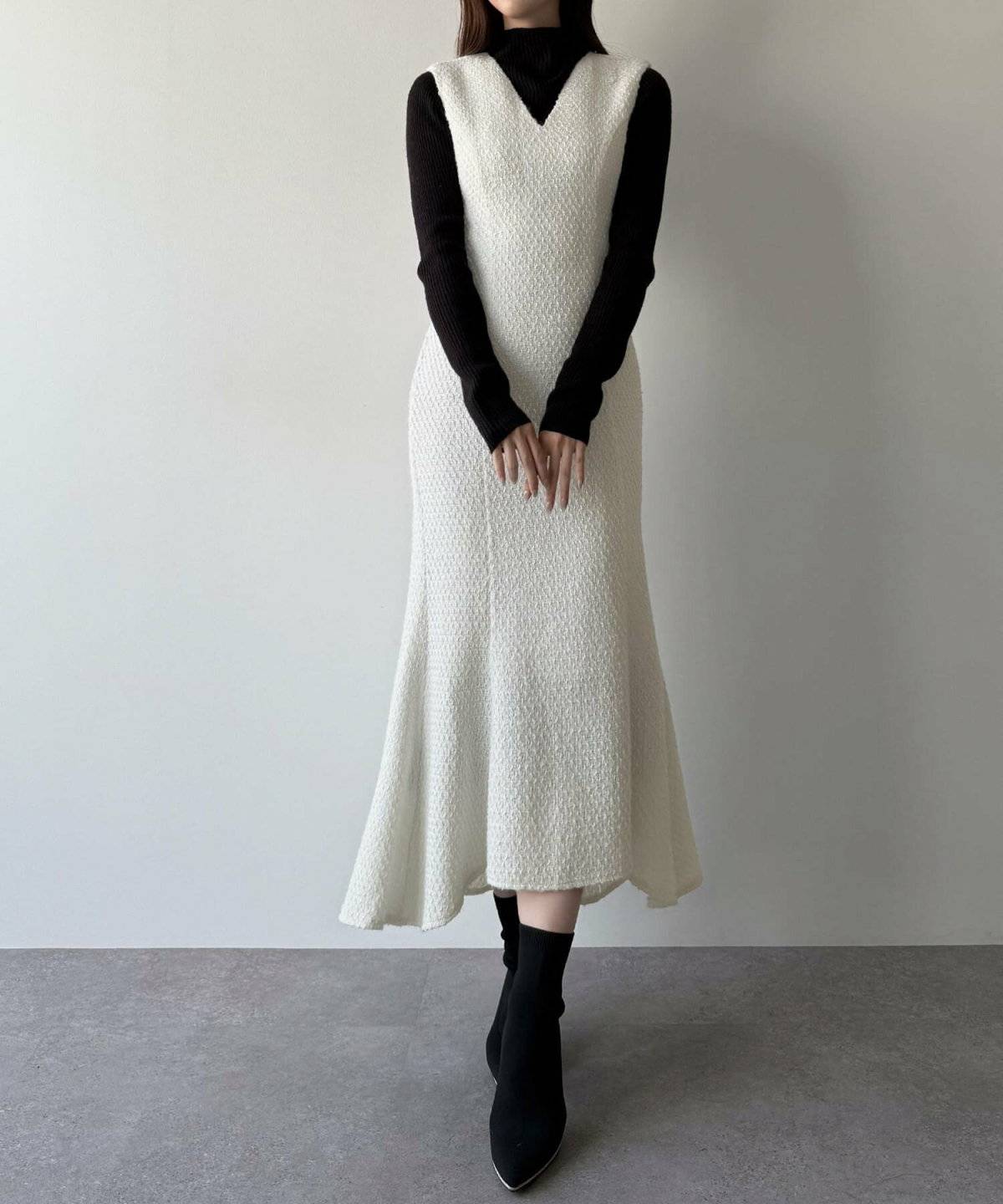 モノトーンコーデの女性