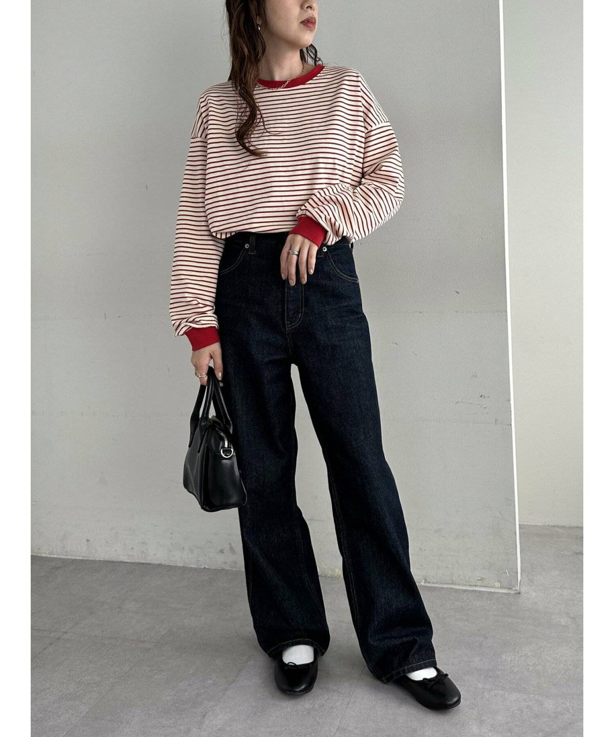 ボーダー柄トップスにデニムを合わせた女性