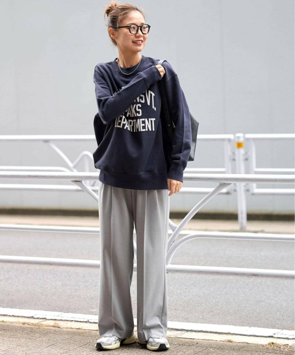 白スウェットにグレーのパンツを合わせた女性