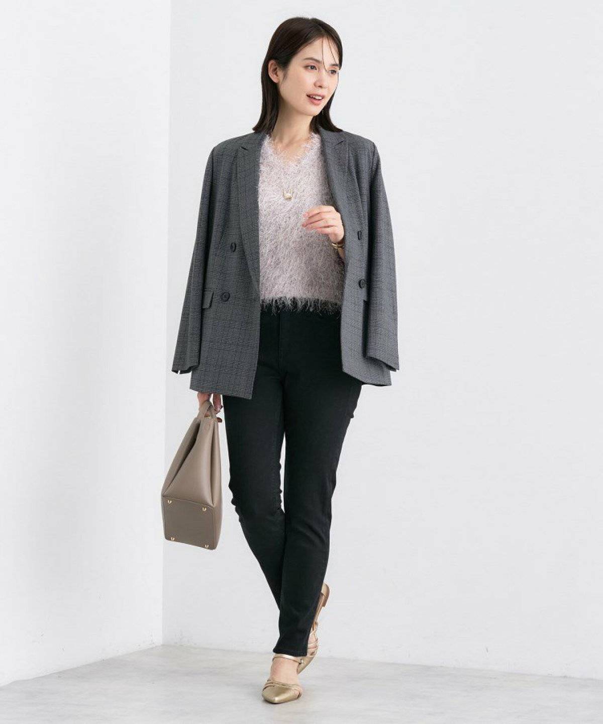 モノトーンコーデの女性