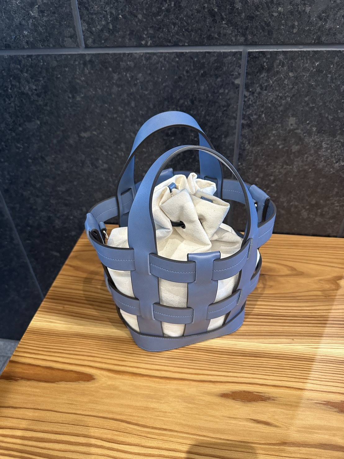 編み込みレザーバスケットバッグ