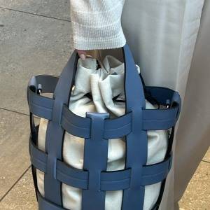 コーデに深みと奥行きを添えて。デイリーにも頼れる「編み込みレザーバッグ」